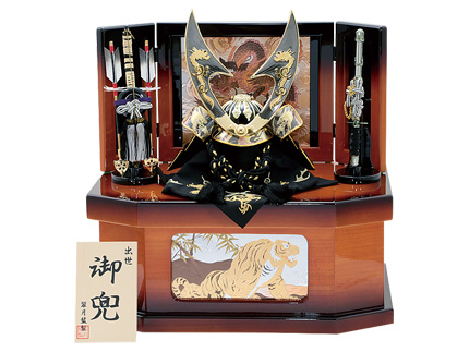 12号兜彫金収納飾り